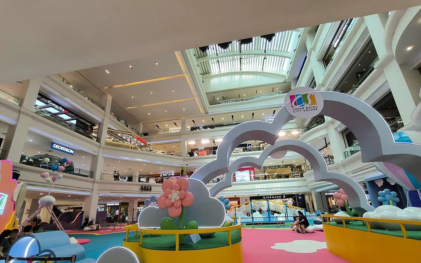 Premium JB hotel and shopping district arrival for Changi Airport transfer